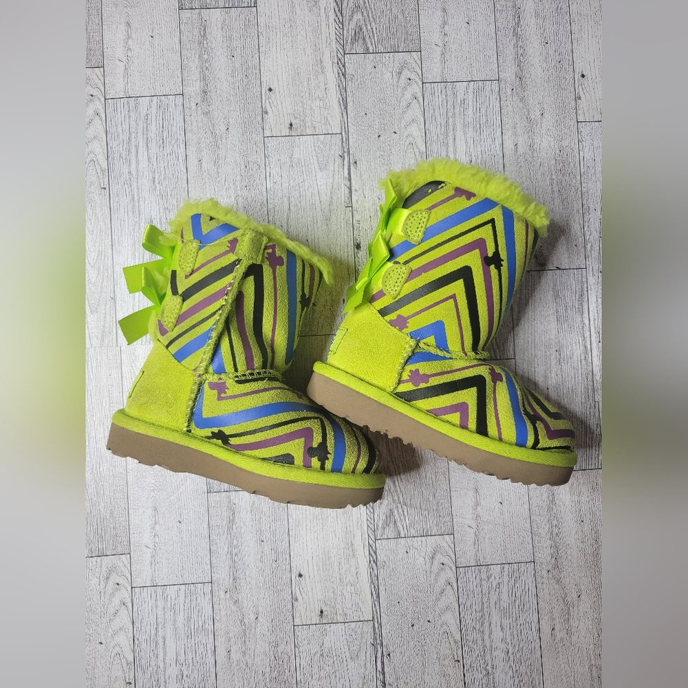 UGG T Bailey bow II Galactic print Green Toddler Size 7
